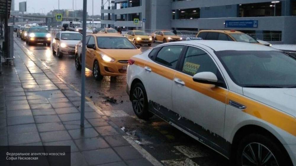 Драка московского таксиста и пассажирки из-за неработающего QR-кода попала на видео