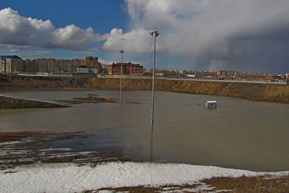 В Тобольске частично обвалился и затонул новый спортивный центр