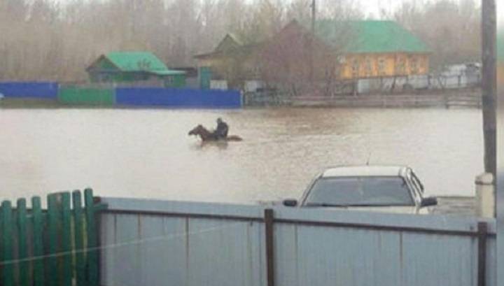 В башкирском селе жители ездят по затопленной улице верхом на коне