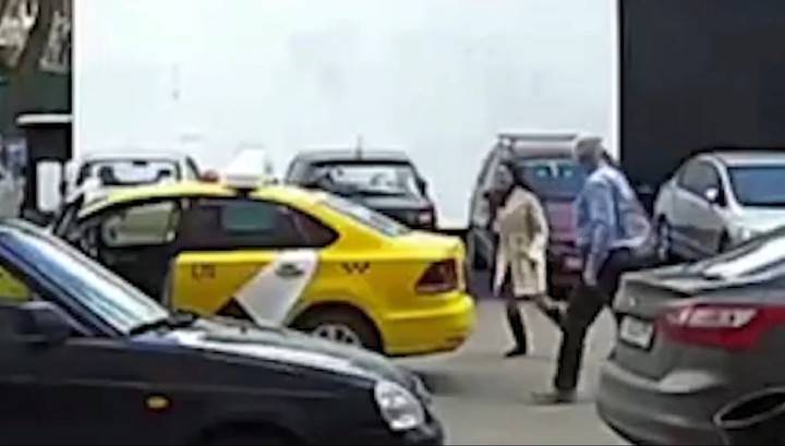 Таксист избил москвичку с нечитающимся QR-кодом
