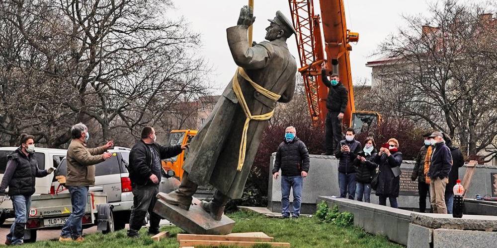Мэра Праги и глав районов взяли под охрану после сноса памятника Коневу