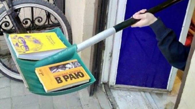 В Петербурге книжный магазин из-за самоизоляции начал выдавать книги с лопаты