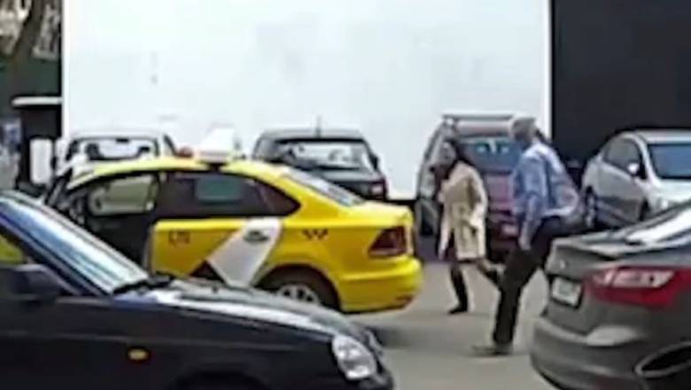 В Москве таксист не смог считать QR-код пропуска и избил пассажирку (ВИДЕО)
