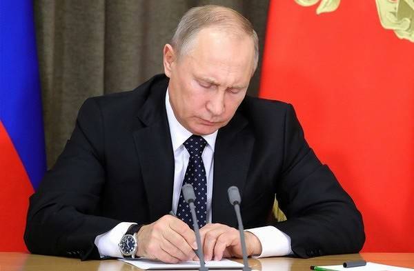 Путин разрешил провести в России эксперимент с электронными трудовыми договорами