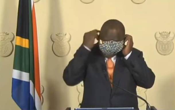 Президент ЮАР в прямом эфире не смог правильно одеть маску - Cursorinfo: главные новости Израиля