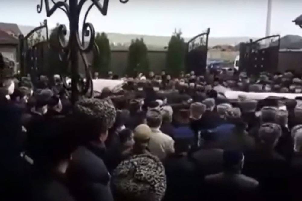 Появилось видео похорон в Ингушетии во время пандемии: сотни участников