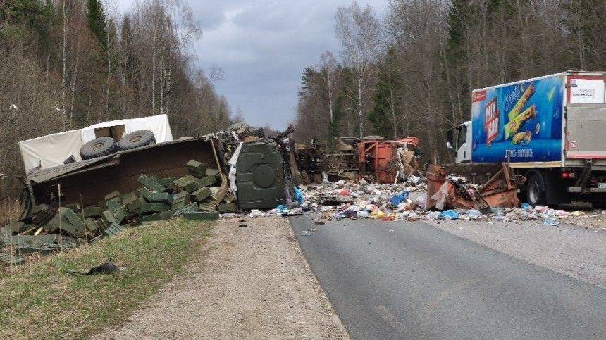 Военный грузовик с боеприпасами и мусоровоз столкнулись в Новгородской области