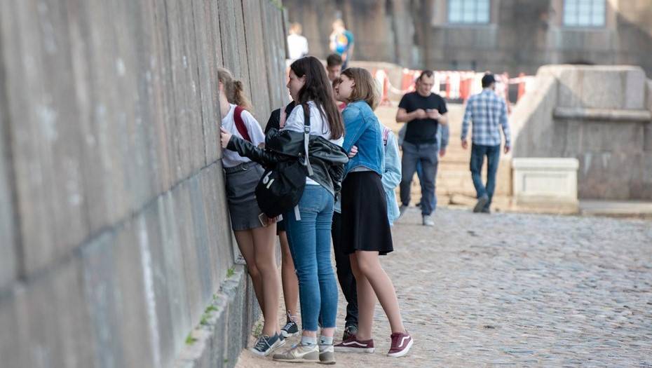 Петербургские школьники смогут уйти на каникулы уже через неделю