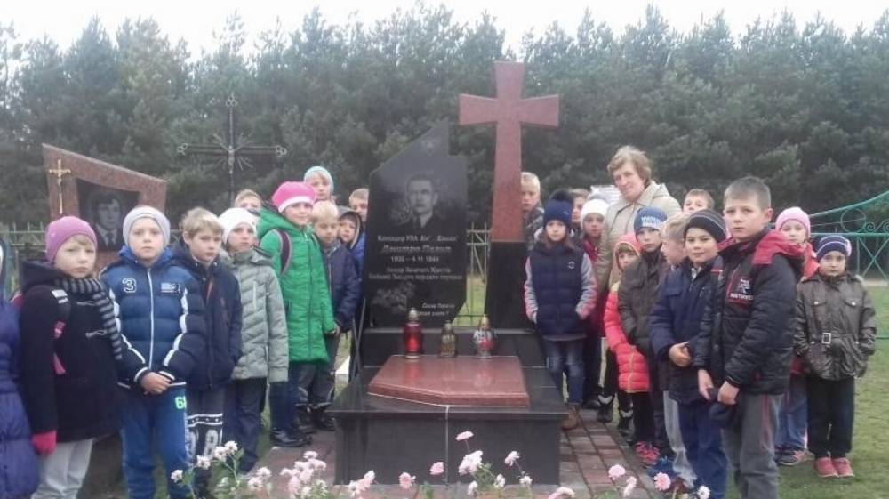 Украинских школьников заставили почтить память гитлеровца