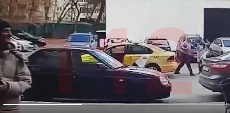 В Москве таксист избил пассажирку, у которой не считывался QR-код на выход из дома