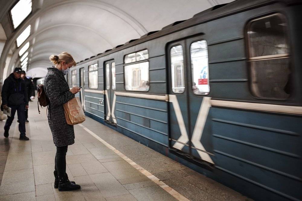 В московском метро появился плакат с призывом отказаться от наличных денег