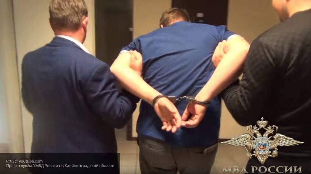 Полиция задержала таможенников за крупную взятку в Смоленске