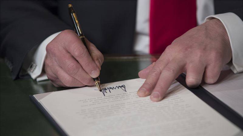 Трамп подписал закон о помощи малому бизнесу и медучреждениям