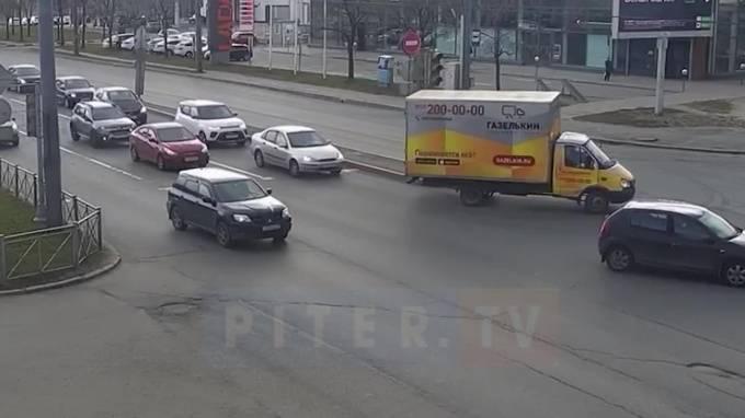 Видео: ДТП с "Газелью" на Маршала Захарова перегородило дорогу