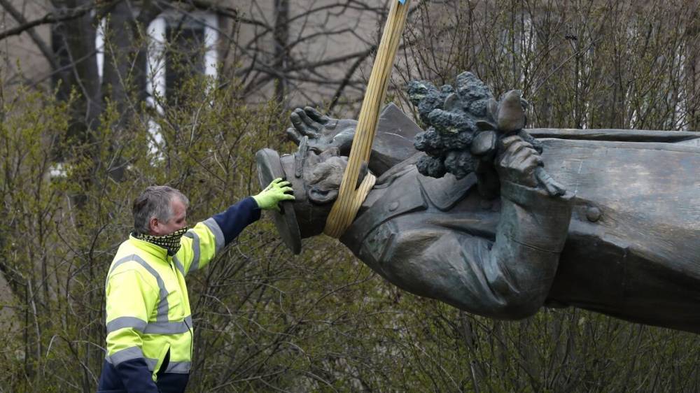 Мединский назвал способ борьбы со сносом советских памятников в Чехии