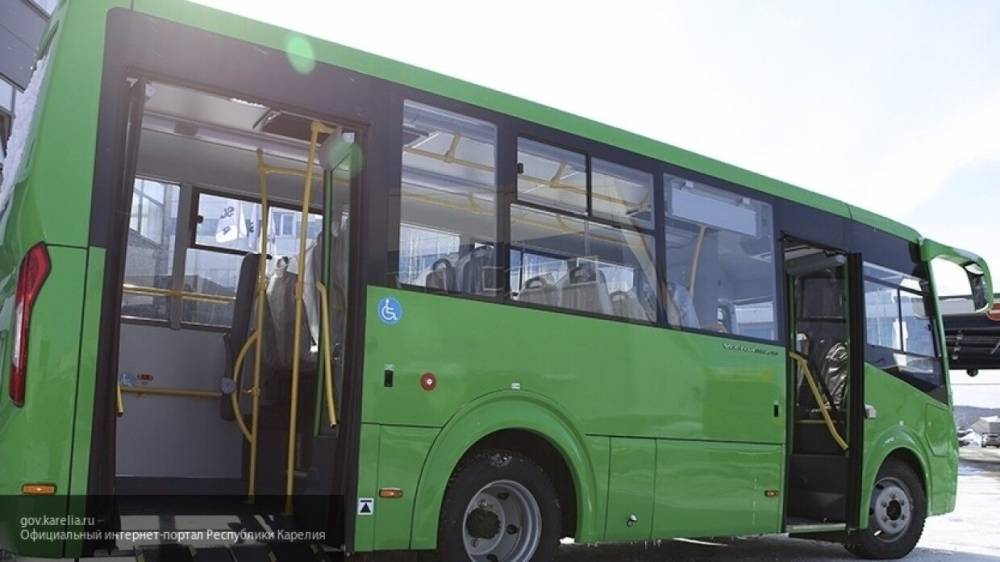 Инспектор ДПС под Новосибирском спас людей из воспламенившегося автобуса