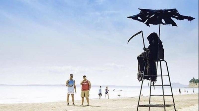Мужчина из Флориды ходит по пляжам в образе смерти с косой, чтобы напомнить о риске (фото)