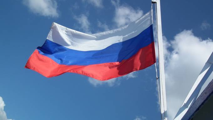 Главу администрации в Ленобласти оштрафовали за перевернутый флаг России