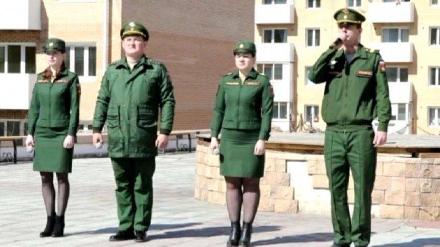 Военный оркестр в Улан-Удэ исполнил для жителей многоэтажки песни военных лет