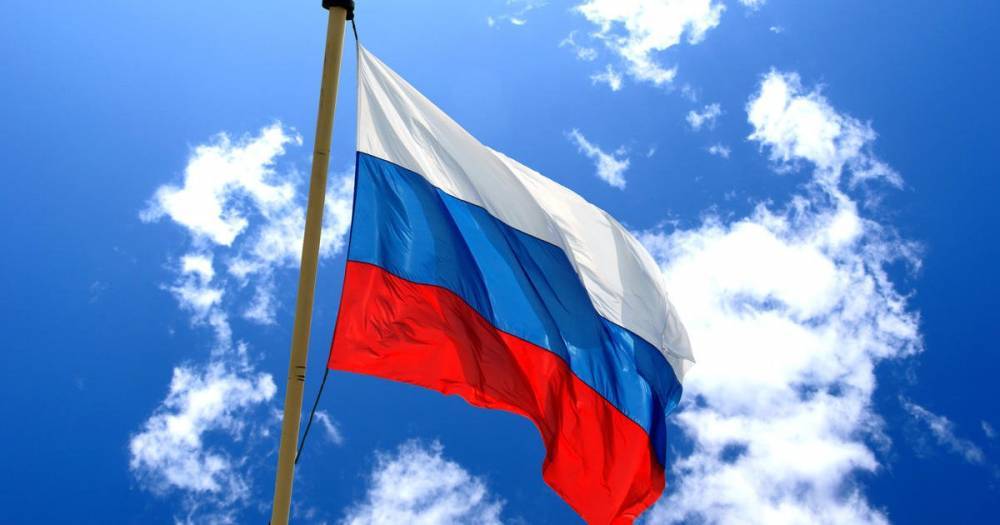 Чиновницу оштрафовали за перевернутый флаг РФ на здании администрации