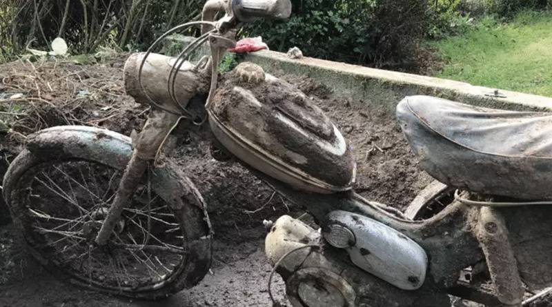 Мужчина, занимаясь садом во время самоизоляции, нашел старый закопанный мотоцикл (фото)