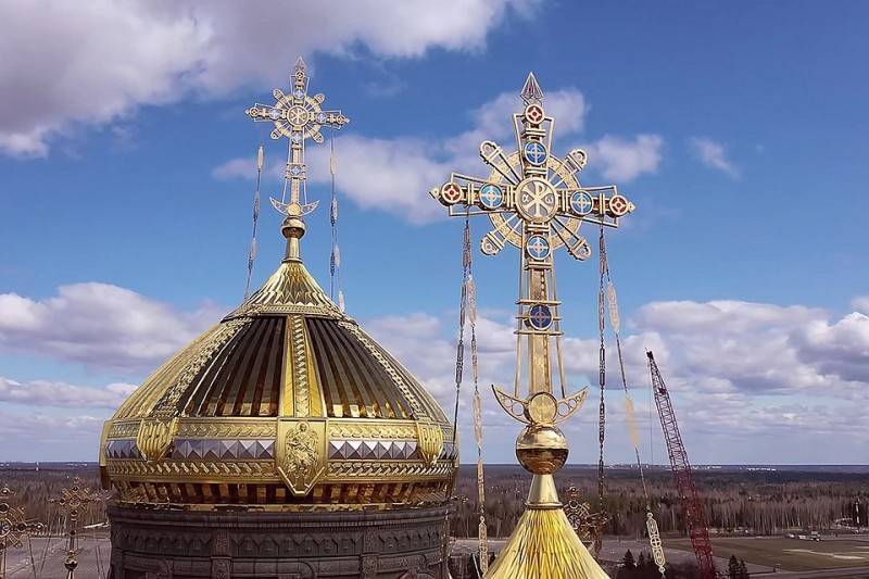 «Это не иконы, никакого прославления»: В РПЦ объяснили, зачем храм Минобороны украсили мозаикой с Путиным и Сталиным