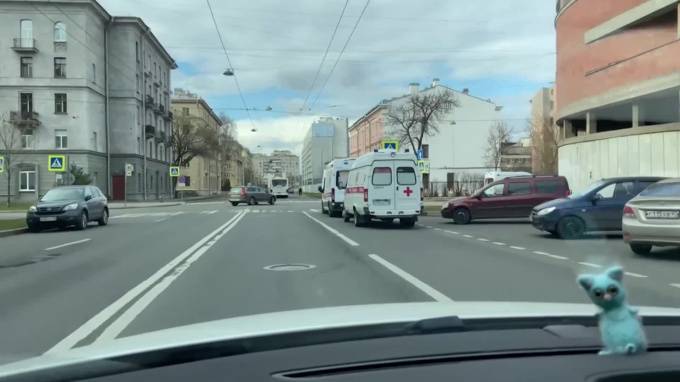 Видео: у Покровской больницы вновь собралась очередь из машин скорой помощи