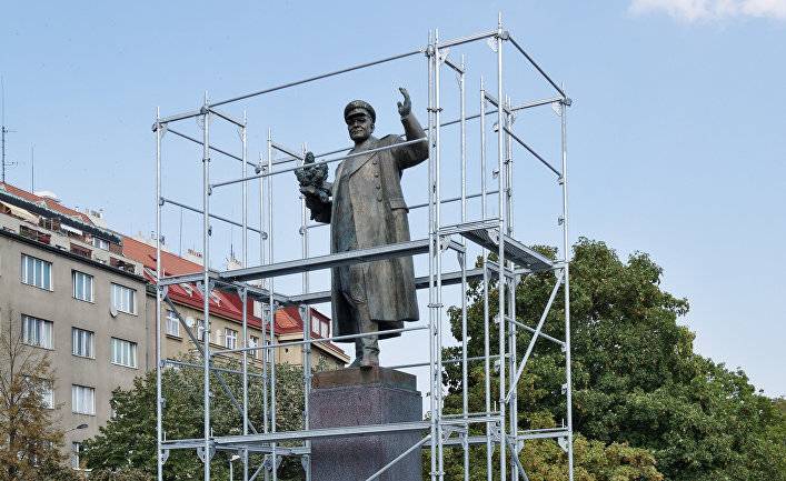 Aktuálně (Чехия): памятник Коневу лежит рядом со «Славянской эпопеей». «Русские упустили свой шанс», — говорит Коларж