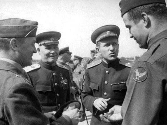 Минобороны РФ опубликовало архивные фото о встрече союзников на Эльбе