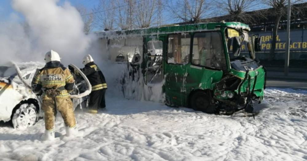 Шесть человек пострадали в огненном ДТП с автобусом на Урале