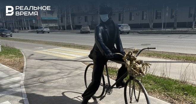 В Альметьевске на скульптуру Тукая надели медицинскую маску