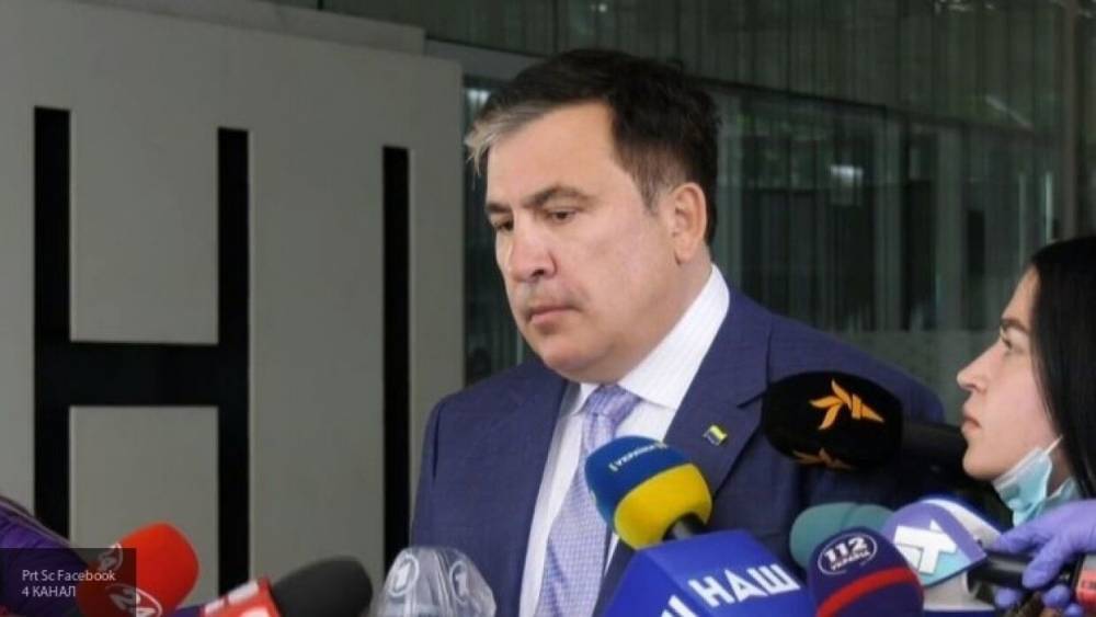 Саакашвили прибыл в Раду с перевернутым значком флага Украины