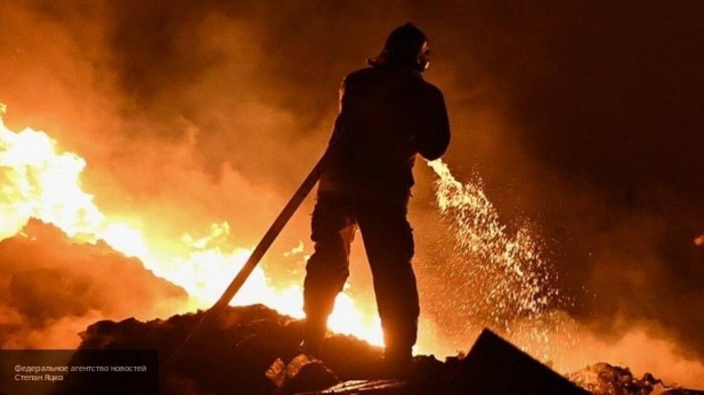 Пожар в Архангельске уничтожил крышу деревянного дома