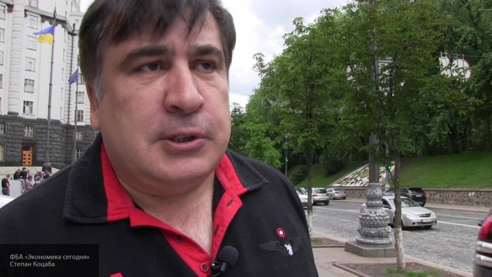 Саакашвили надел значок с перевернутым украинским флагом на заседание в Раду