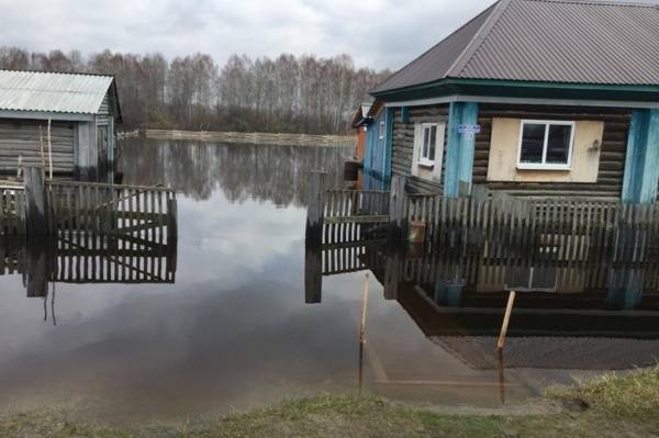 В Тюменской области начался паводок: "большая вода" подтопила жилые дома