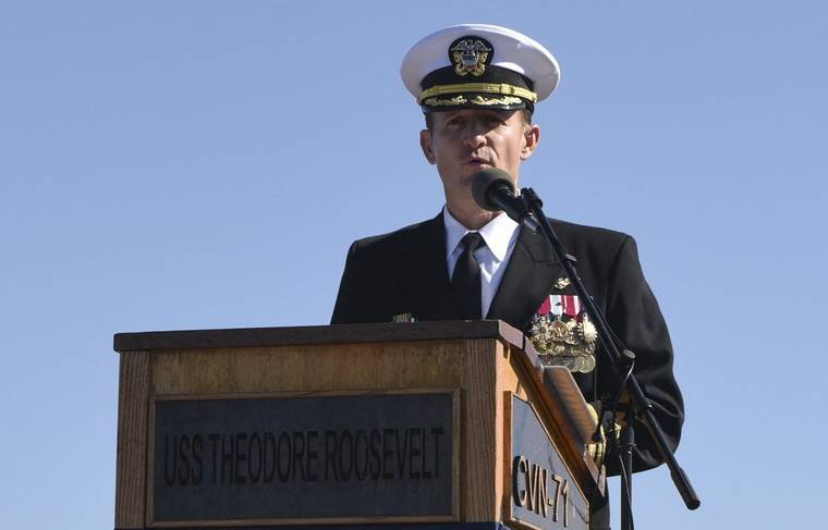 Уволенного экс-капитана авианосца США могут восстановить в должности