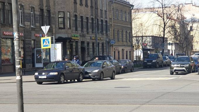 Два автомобиля столкнулись на пересечении Среднего проспекта Васильевского острова
