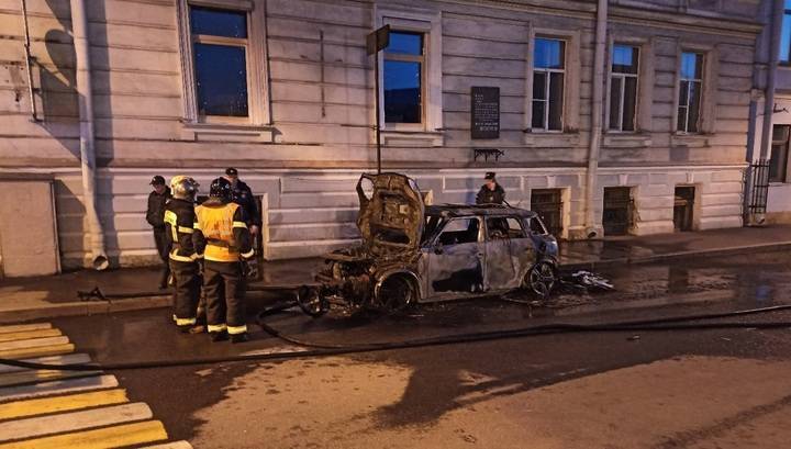 Злоумышленник сжег автомобиль, припаркованный в центре Петербурга. Видео