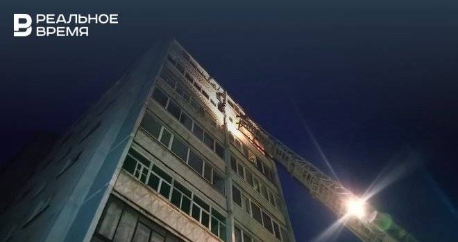 В МЧС рассказали подробности о падении мужчины с 8 этажа в Альметьевске