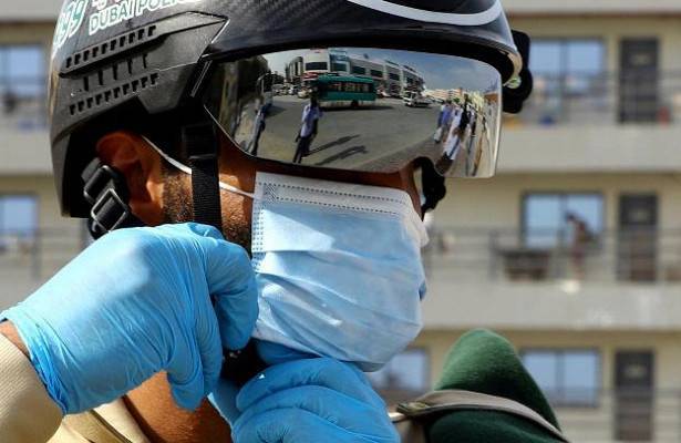В Дубае полицейские носят «умные» шлемы для распознавания заболевших