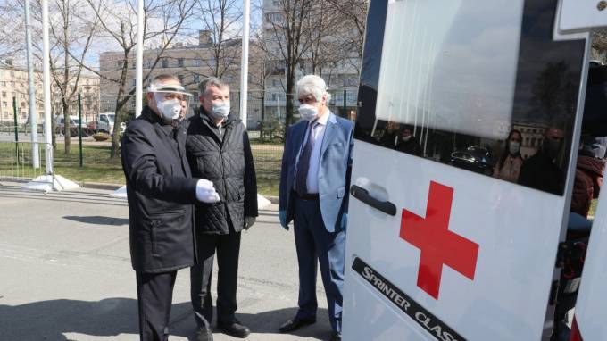 Азербайджанская автономия подарила госпиталю в "Ленэкспо" автомобиль скорой помощи
