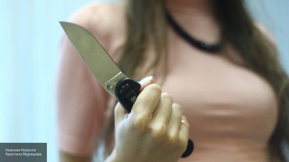 Сестра звавшего на помощь ребенка ударила ножом неравнодушного соседа во Владивостоке