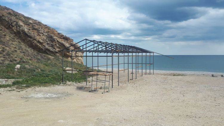 Несчастный пляж Коктебеля: почему в Крыму строят у воды