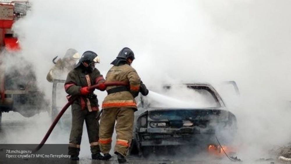 Поливомоечная машина потушила загоревшуюся легковушку в Москве