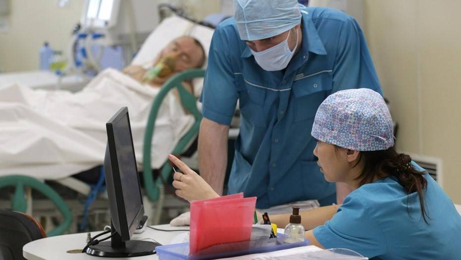 Смольный выплатит 1 млн рублей родным умершего от коронавируса врача