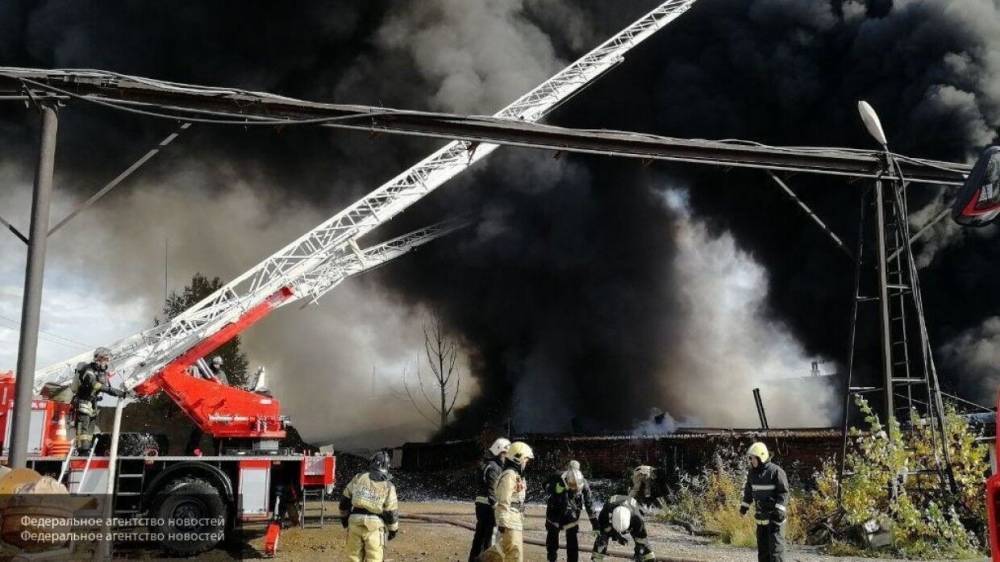Пожарные тушат возгорание на битумном заводе в Туле