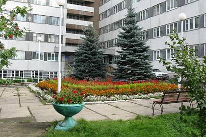 Заместитель главврача российской больницы выпала из окна
