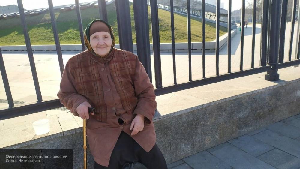 Пенсионерам из группы риска в РФ могут разрешить прогулки "по очереди"