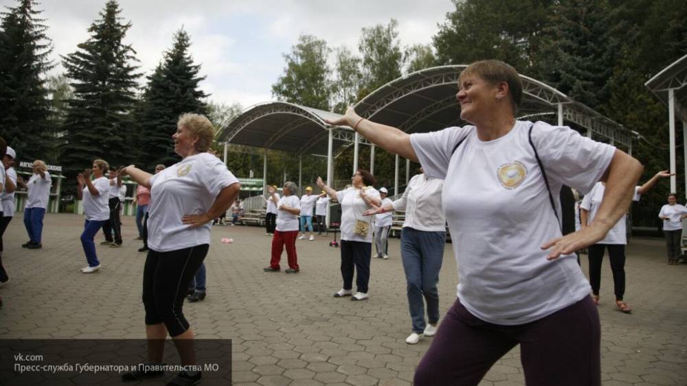 Пожилым людям старше 65 лет в России могут разрешить прогулки по очереди