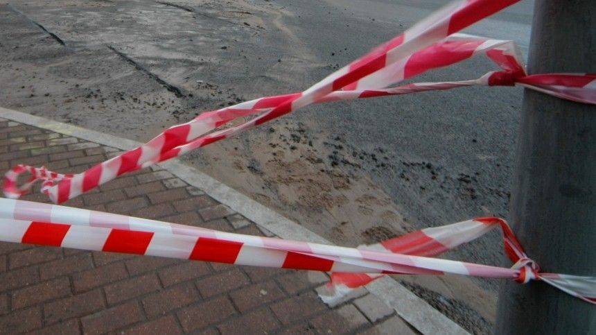 Видео: из-за прорыва трубы в Петербурге затопило дорогу